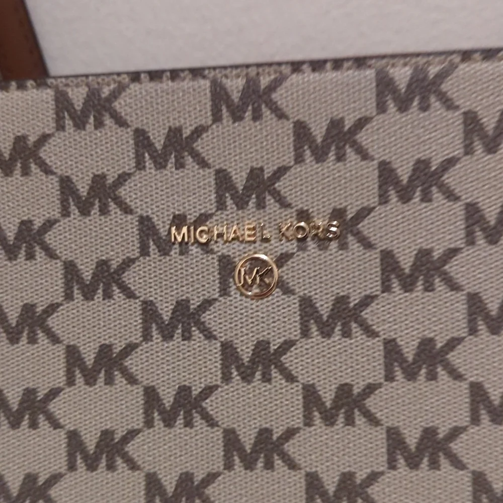 Michael Kors Jet Set Charm Tote/Purse - Picture 2 of 8